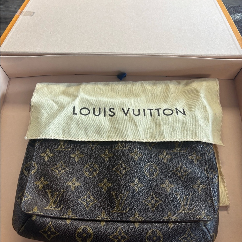 Perfect little Louis Vuitton shoulder bag.